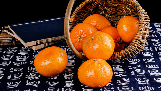 秋天应季美食白昼橘子室内篮子倾倒摄影图配图