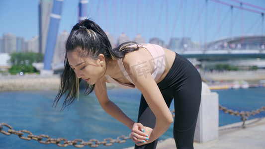 晨练运动美女拉伸压腿跑步热身特写