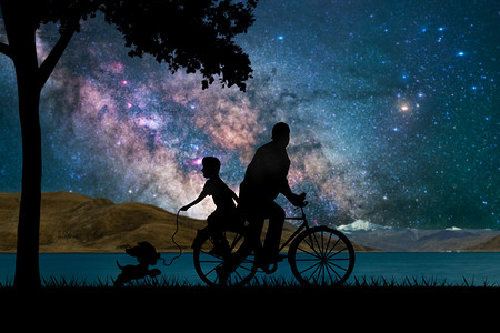 亲子夜晚骑车的父子银河下剪影摄影图配图