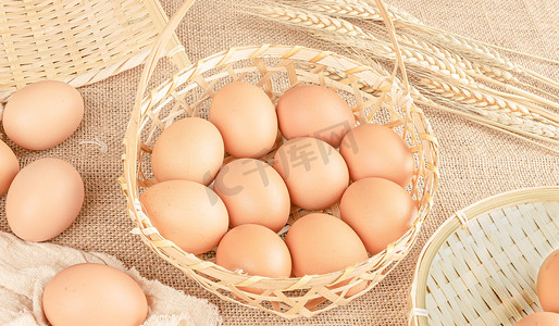 鸡摄影照片_蛋制类农产品白昼一篮子鲜鸡蛋室内拍摄摄影图配图