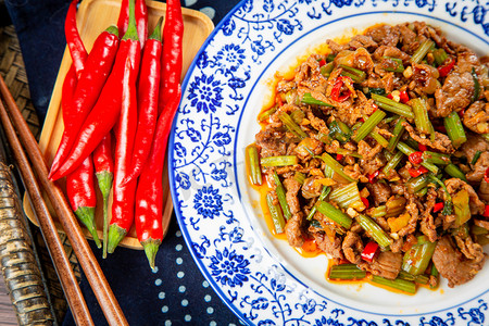 菜单摄影照片_美食小炒黄牛肉青椒餐饮菜谱吃饭摄影图配图