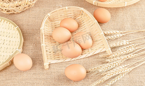 早餐桌面摄影照片_蛋类农产品白昼鲜鸡蛋室内鸡蛋散落桌面摄影图配图