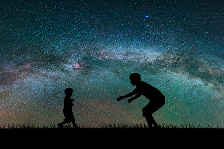 亲子夜晚跑向父亲的孩子银河剪影摄影图配图