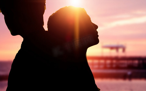 逆光背靠背的情侣摄影夕阳情侣情人节七夕剪影合成