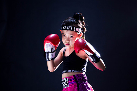 搏击女孩摄影照片_拳击健身运动锻炼训练摄影图配图