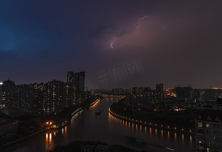 夜晚河流摄影照片_城市闪电夜晚建筑楼顶拍摄摄影图配图