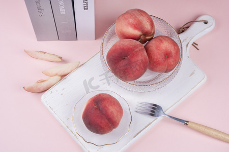 粉色系砧板桃子水果与叉子摄影图配图