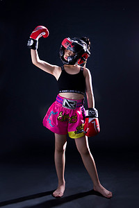 搏击女孩摄影照片_拳击运动锻炼少儿搏击摄影图配图