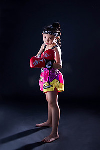 搏击女孩摄影照片_拳击锻炼少儿搏击格斗运动摄影图配图