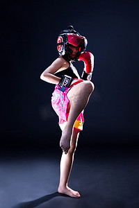 搏击女孩摄影照片_锻炼拳击运动健身少儿摄影图配图