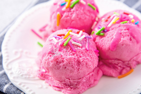 冰淇淋筒摄影照片_美食夏季三个冰淇淋球室内白盘上摄影图配图
