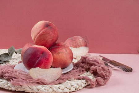 水蜜桃子梨摄影照片_粉色水果可口鲜甜水蜜桃摄影图配图