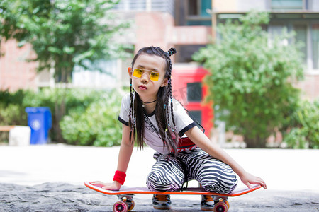 滑板运动酷炫儿童人像摄影图配图