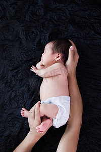 新生儿三胎婴儿宝宝萌娃摄影图配图