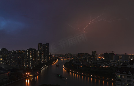 城市雷雨天闪电夜晚闪电楼顶拍摄摄影图配图