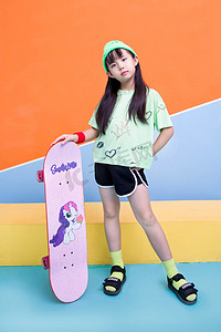 滑板儿童休闲运动人像摄影图配图