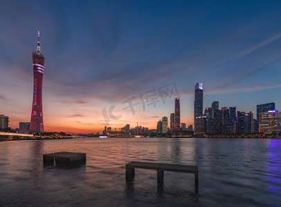 调图摄影照片_广州珠江晚霞夜晚建筑路面拍摄摄影图配图