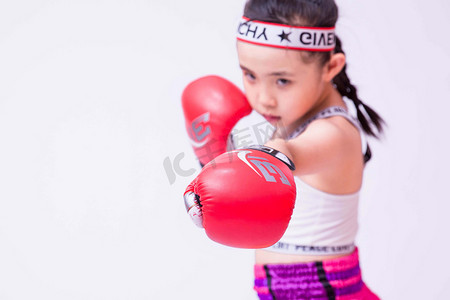 少儿搏击格斗写真摄影照片_拳击健身运动少儿训练摄影图配图