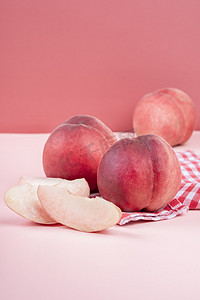 粉色冲击线条摄影照片_夏季新鲜桃子营养水果摄影图配图