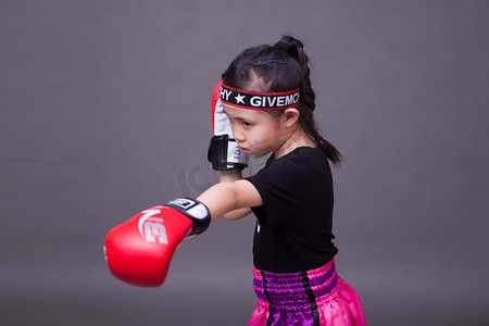 搏击摄影照片_拳击运动健身少儿搏击训练摄影图配图