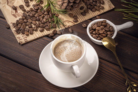 木质板上香气四溢的咖啡豆与温暖的咖啡摄影图配图
