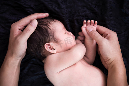 新生儿母爱三胎宝宝婴儿摄影图配图