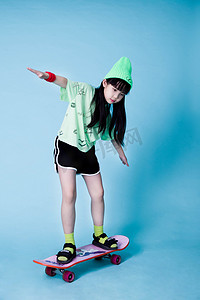 运动酷炫滑板女孩时尚摄影图配图