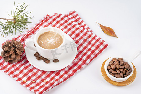 红格子布上一杯暖心卡布奇诺咖啡摄影图配图