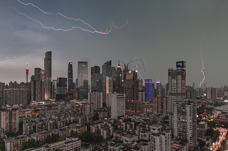 台风图摄影照片_广州雷雨天闪电下午建筑闪电拍摄摄影图配图