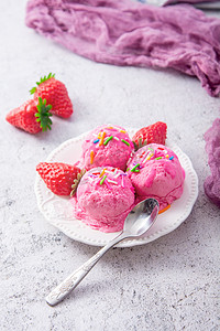 雪糕草莓摄影照片_美食夏季冰淇淋球白色盘子上摆放摄影图配图