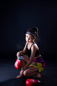 搏击女孩摄影照片_少儿搏击拳击运动健身训练摄影图配图