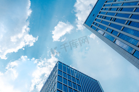 餐饮室外宣传海报摄影照片_城市白天大楼室外高耸摄影图配图商务楼办公楼