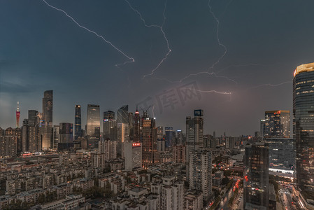 暴雨雷电摄影照片_广州城市闪电夜晚建筑楼顶拍摄摄影图配图