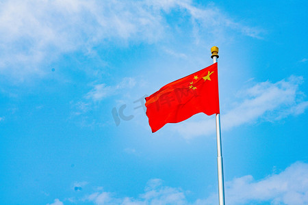 中国风祥纹摄影照片_爱国主义教育白天蓝天下的国旗户外无摄影图配图