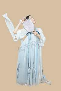 嫦娥摄影照片_国潮文化复兴白天汉服美女室内用扇子挡脸摄影图配图