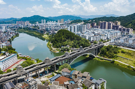 城市中午侗族三江风雨桥航拍桥边无人机摄影图配图