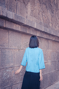 人物形象白天民国女孩古建筑砖墙行走摄影图配图