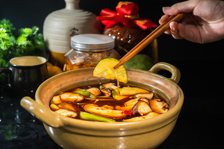 韩式砂锅摄影照片_食品白天韩式大酱汤室内西葫芦摄影图配图