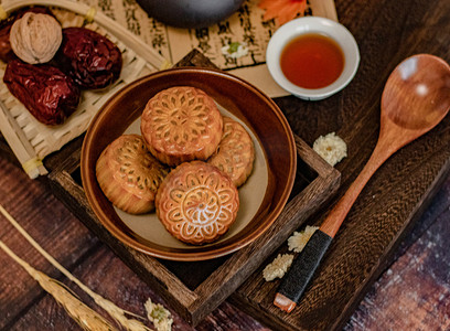 莲蓉摄影照片_月饼中秋节白天月饼室内美食摄影图配图