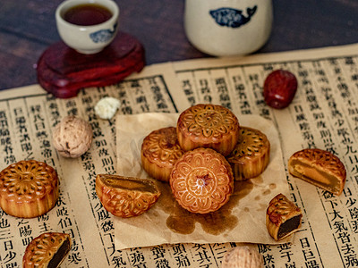 传统节日中秋节月饼白天月饼室内美食摄影图配图