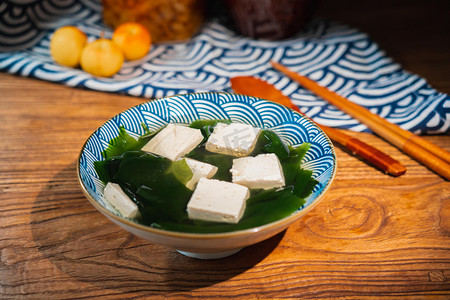 红油海带丝摄影照片_海带豆腐汤白天白豆腐室内美食摄影图配图