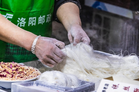 厨房饭店摄影照片_餐饮美食白天龙须面厨房制作摄影图配图