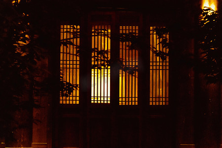 房屋晚上摄影照片_洛阳晚上洛邑古城户外夜色摄影图配图