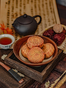 广式月饼中秋节白天月饼茶水室内美食摄影图配图