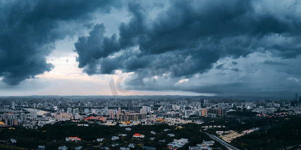 干部建设摄影照片_城市中午暴风雨来临前的城市楼顶无人机摄影图配图