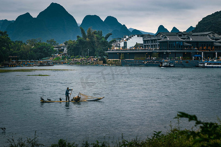 桂林兴坪渔村摄影照片_城市中午广西桂林人文景观岸边在拍摄摄影图配图