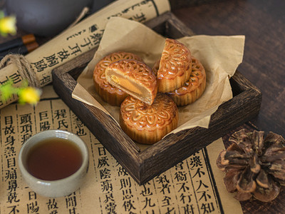 月饼中国风传统文化白天月饼茶水室内吃月饼摄影图配图