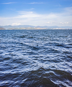 自然中午大理洱海海边风光海边在散步摄影图配图