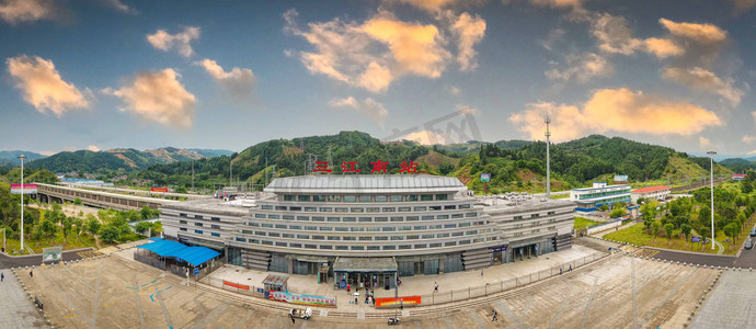 城市中午三江南站全景航拍火车站无人机摄影图配图