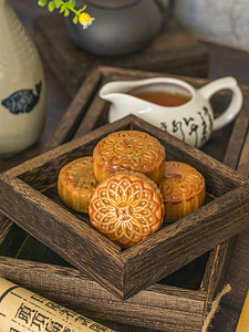 中国月饼中秋节白天月饼室内静物摄影图配图